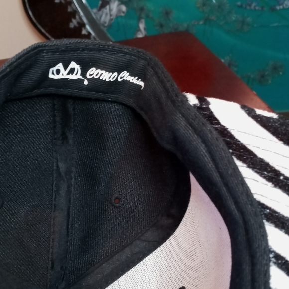 Black Zebra Print Snapback Como Hat - Picture 6 of 8